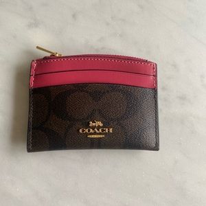 New Coach cardholder👛
Pink and brown leather with coach print